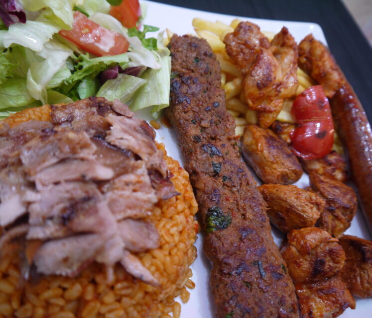 assiette mixte 16 ble salade frite poulet agneau adana merguez grec